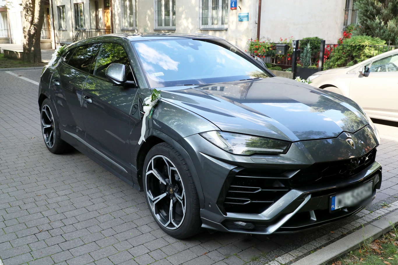 Lamborghini Urus na ślubie Antoniego Królikowskiego i Joanny Opozdy