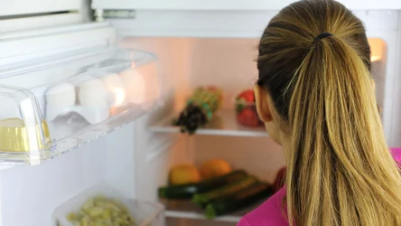 Rachunki za prąd można zmniejszyć, podwyższając temperaturę w lodówce. 