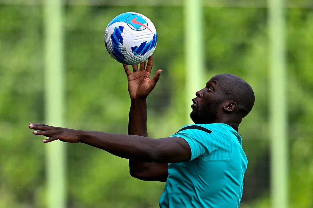 Romelu Lukaku przyjął nowe wyzwanie, choć na starym terenie. Tym razem z pewnością dostanie w Chelsea więcej szans na wykazanie się Romelu Lukaku przyjął nowe wyzwanie, choć na starym terenie. Tym razem z pewnością dostanie w Chelsea więcej szans na wykazanie się