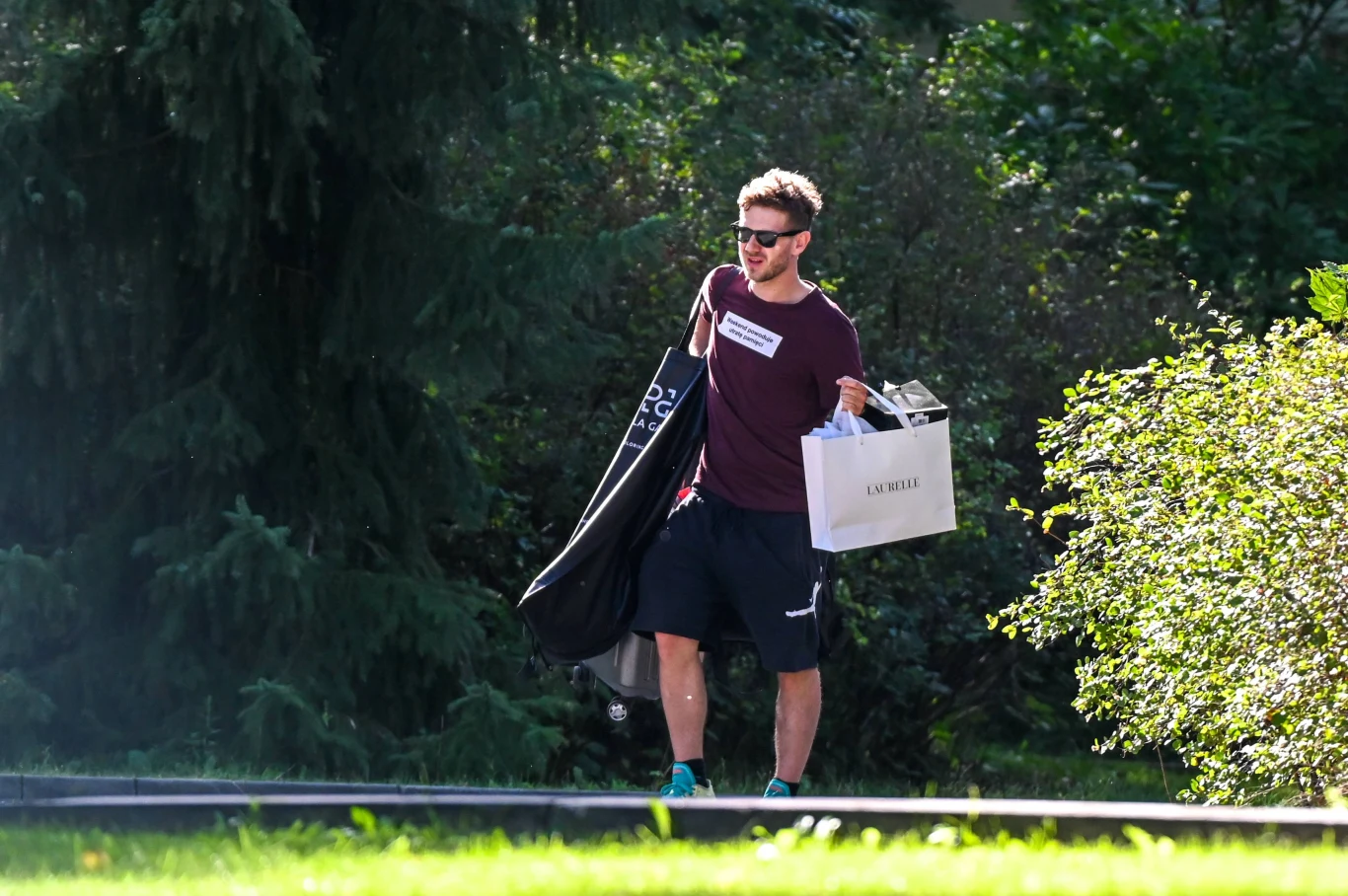 Antek Królikowski z bagażami