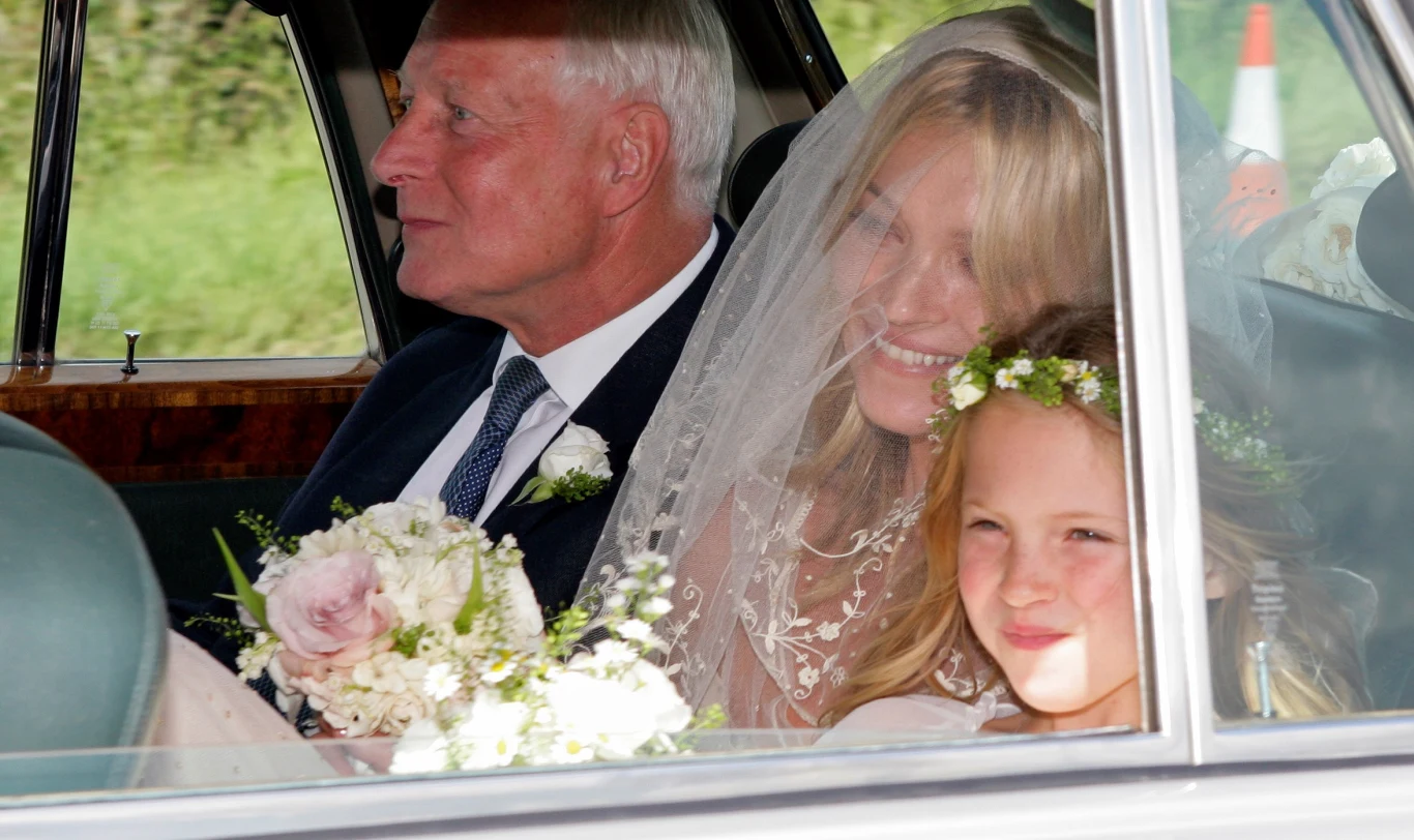 Kate Moss na wybiegach niejednokrotnie prezentowała suknie ślubne. Sama wybrała skromną wersję Kate Moss na wybiegach niejednokrotnie prezentowała suknie ślubne. Sama wybrała skromną wersję