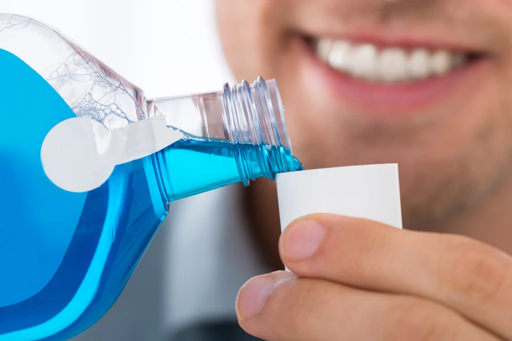 Płyn do płukania jamy ustnej można wykorzystać na wiele sposóbów!