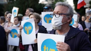 Protestujący przed sejmem w obronie TVN