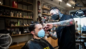 Barber w Bratysławie pracuje w reżimie sanitarnym, zdjęcie ilustracyjne