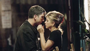 Aniston i Schwimmer na planie serialu "Przyjaciele"