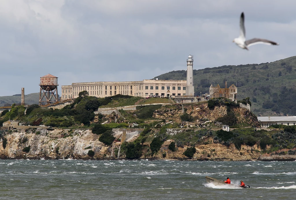 Wyspa Alcatraz wydawała się idealną lokalizacją na więzienie. Osadzeni mimo to robili wszystko, aby z niej uciec