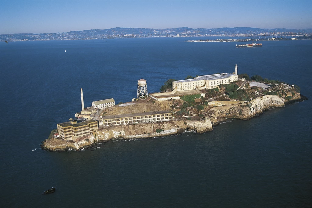 Alcatraz z lotu ptaka. Dopłynięcie własnymi siłami z wyspy do brzegów San Francisco naprawdę nie jest łatwym zadaniem