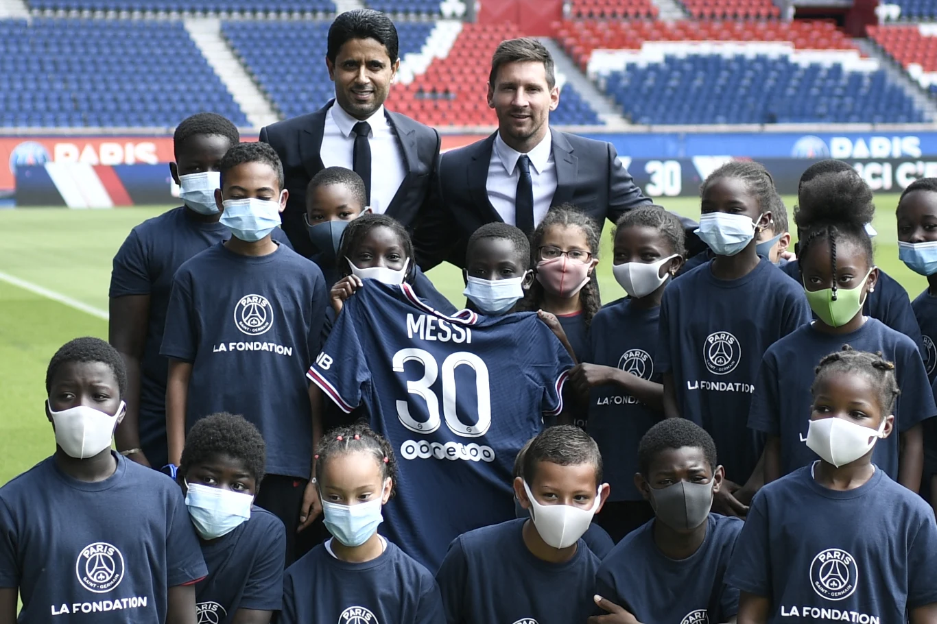 Lionel Messi obok dzieci i prezesa Paris Saint-Germain