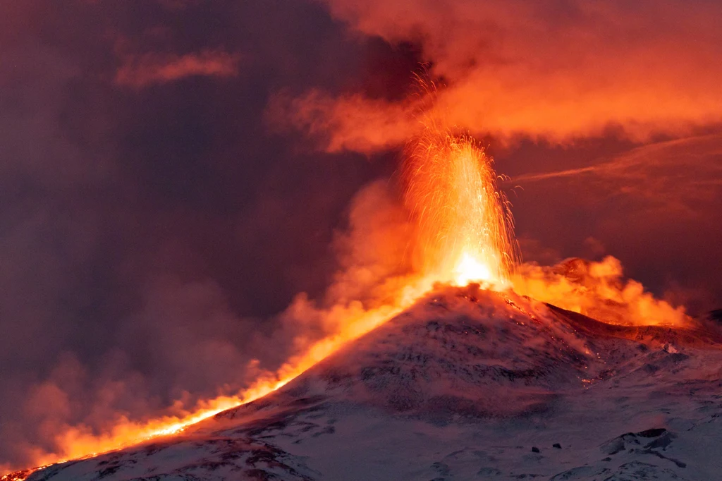 We wtorek wulkan przebudził się ponownie. Kłęby pyłu pojawiły się nad kraterem północno-wschodnim i zauważono też kolejne eksplozje. 