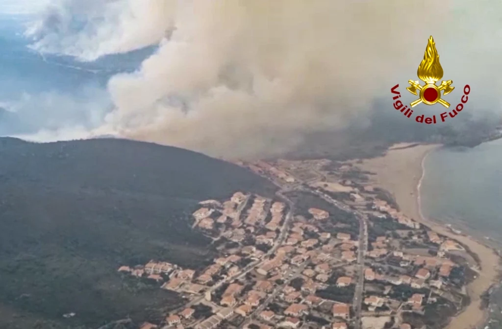 Dym z pożarów nad miastem Oristano  na Sycylii. Fot.  Rosas/VVFF/Zuma Press 