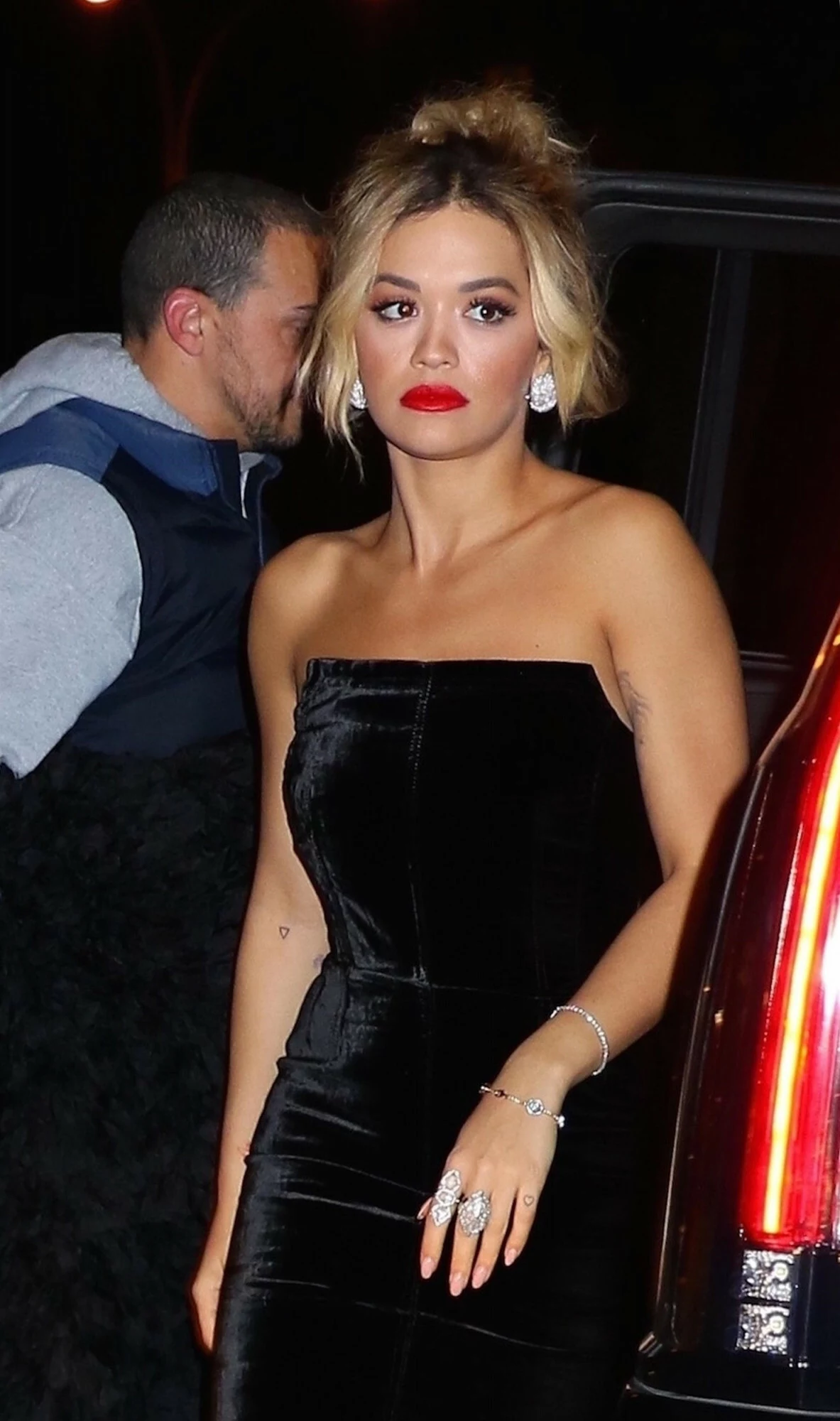 Rita Ora w "małej czarnej" bez ramiączek 