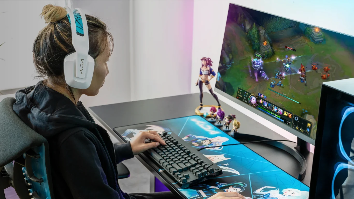 Logitech G733 to starszy brat G335, który posiada tę samą lekką konstrukcję, ale w przeciwieństwie do młodszego rodzeństwa oferuję nieograniczoną kablami wolność. 