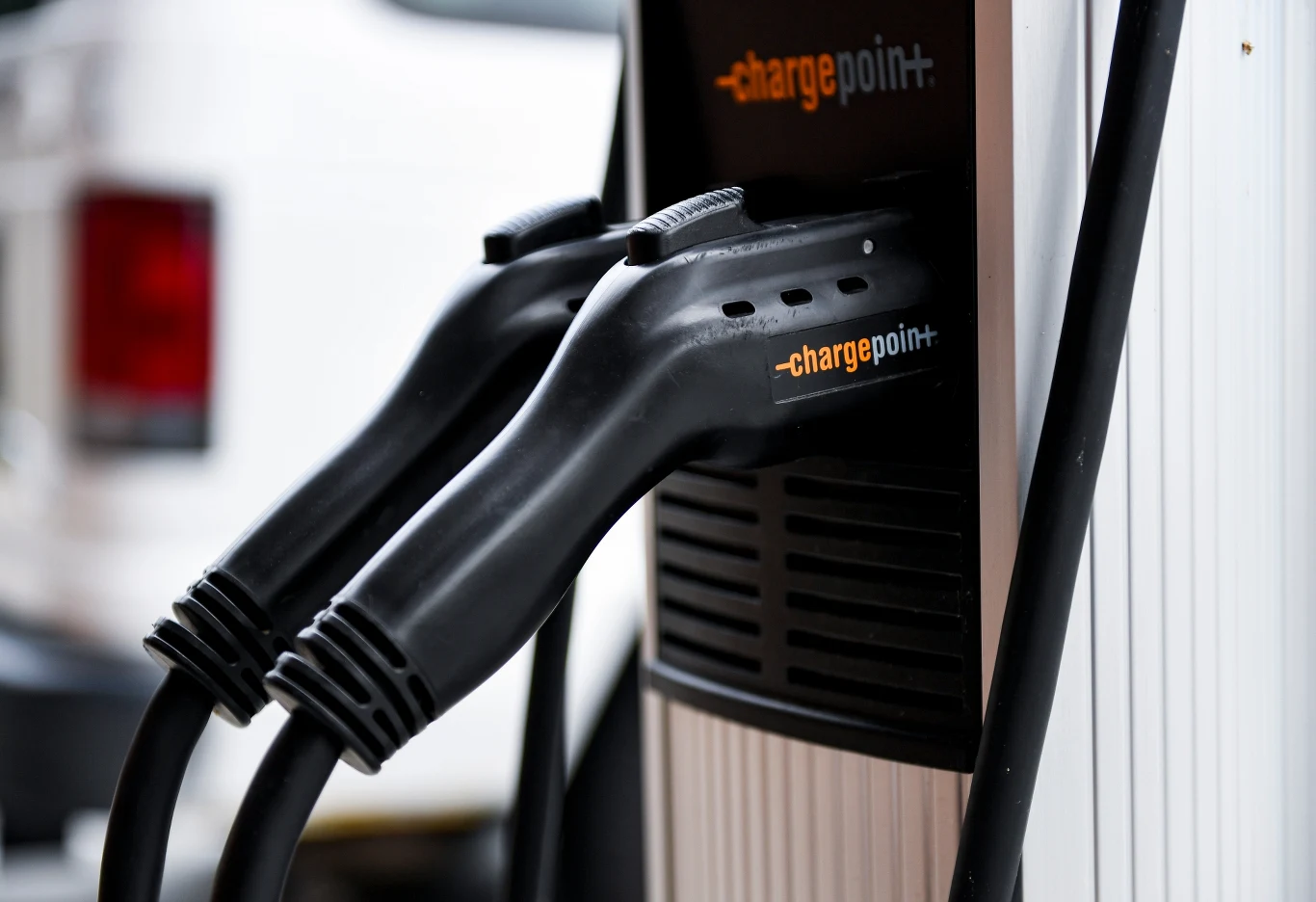Fakt, że hybrydę plug-in można podłączyć do prądu nie czyni z niej auta elektrycznego Fakt, że hybrydę plug-in można podłączyć do prądu nie czyni z niej auta elektrycznego