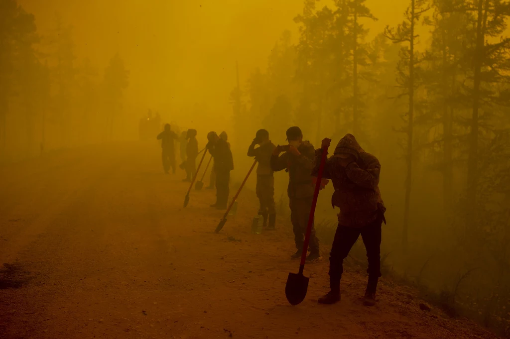 Ochotnicy walczący z ogniem pod Jakuckiem. Największy z syberyjskich pożarów zajmuje obszar przeszło 400 tys. hektarów. Fot. Ivan Nikiforov