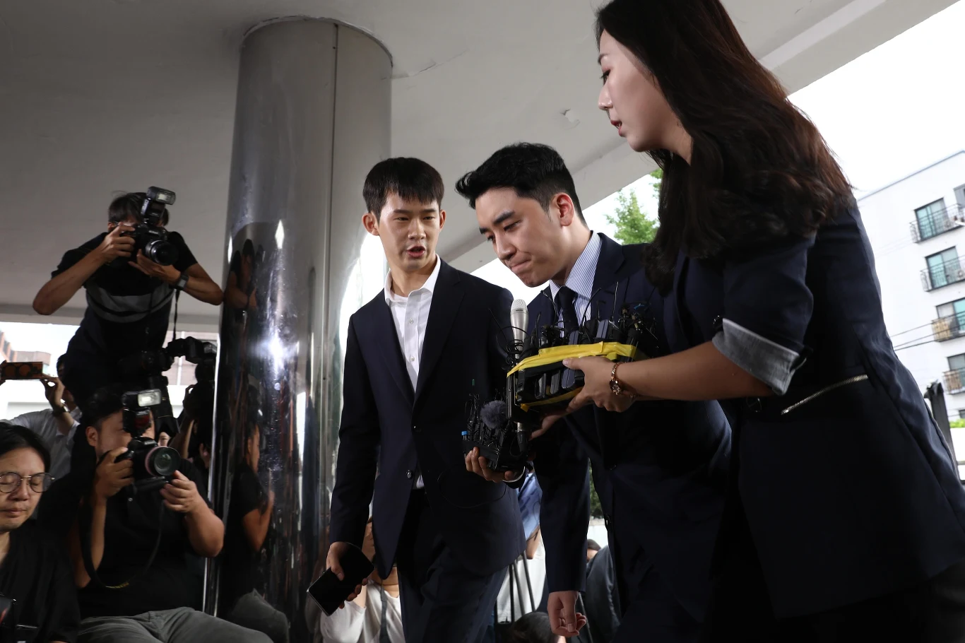 Seungri w otoczeniu mediów