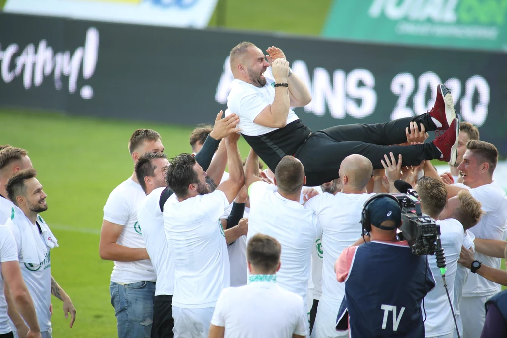 Trener Piotr Tworek podrzucany przez piłkarzy po awansie Warty Trener Piotr Tworek podrzucany przez piłkarzy po awansie Warty
