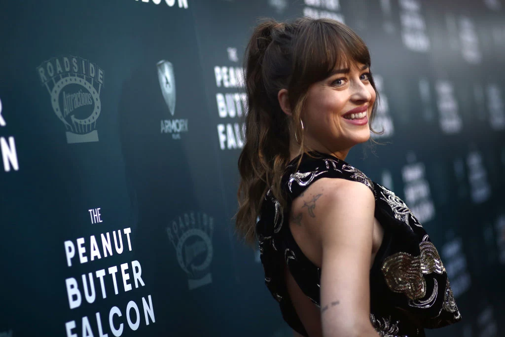 Dakota Johnson rzadko eksperymentuje z włosami. Zazwyczaj podczas oficjalnych przyjęć i gali nosi tę samą fryzurę