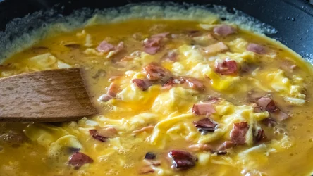 Jajecznica z makrelą to prawdziwy hit. Warto jeść ją rano na śniadanie, bo dostarcza organizmowi całej masy składników odżywczych