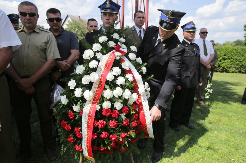 Na pogrzeb Ernesta przyszły tłumy, ludzie nie mieścili się w kościele. Prowadzący nabożeństwo ksiądz nazwał chłopca "naszym bohaterem". Na pogrzeb Ernesta przyszły tłumy, ludzie nie mieścili się w kościele. Prowadzący nabożeństwo ksiądz nazwał chłopca "naszym bohaterem".