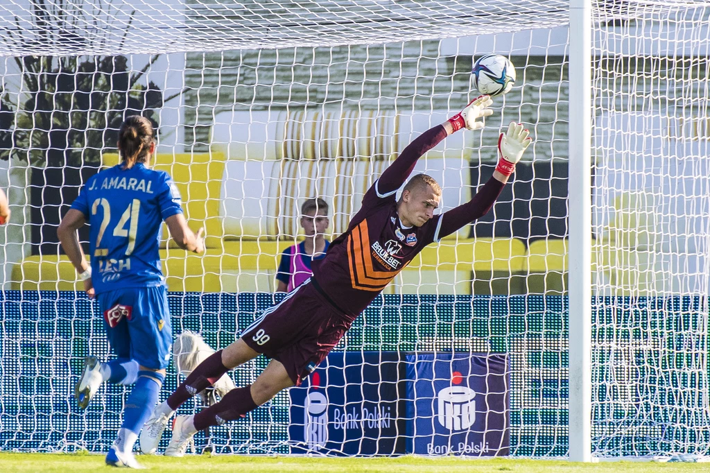 Bruk-Bet Termalica Nieciecza - Lech Poznań. Barry Douglas (niewidoczny na zdjęciu) strzela gola z rzutu wolnego na 1-0, piłki nie sięga bramkarz Tomasz Loska, co z bliska obserwuje strzelec drugiego gola João Amaral Bruk-Bet Termalica Nieciecza - Lech Poznań. Barry Douglas (niewidoczny na zdjęciu) strzela gola z rzutu wolnego na 1-0, piłki nie sięga bramkarz Tomasz Loska, co z bliska obserwuje strzelec drugiego gola João Amaral