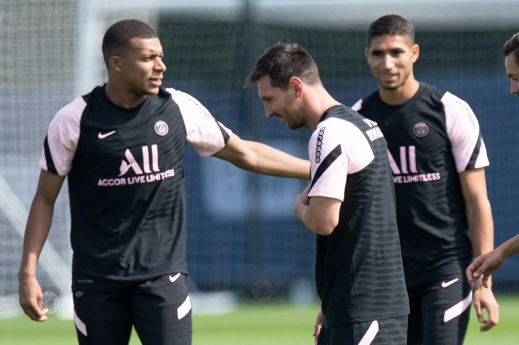 Kylian Mbappe (z lewej) i Lionel Messi to specjaliści od wykonywania "jedenastek". Niejedyni w ekipie PSG Kylian Mbappe (z lewej) i Lionel Messi to specjaliści od wykonywania "jedenastek". Niejedyni w ekipie PSG
