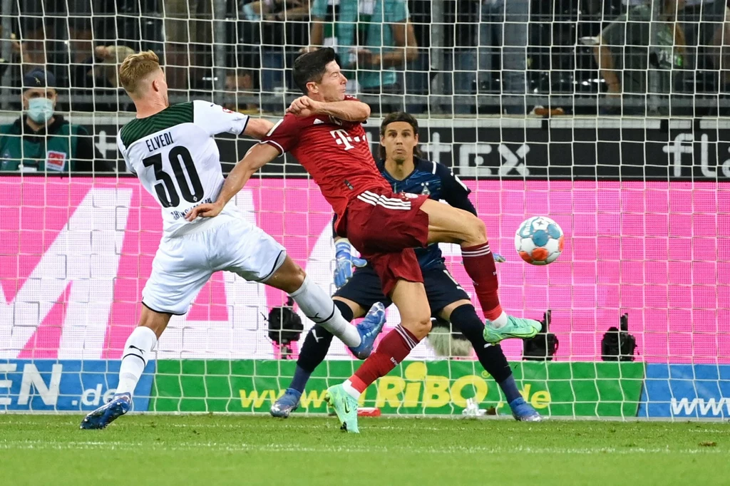Tym strzałem Robert Lewandowski rozpoczął snajperską wędrówkę przez sezon 2021/22 Tym strzałem Robert Lewandowski rozpoczął snajperską wędrówkę przez sezon 2021/22