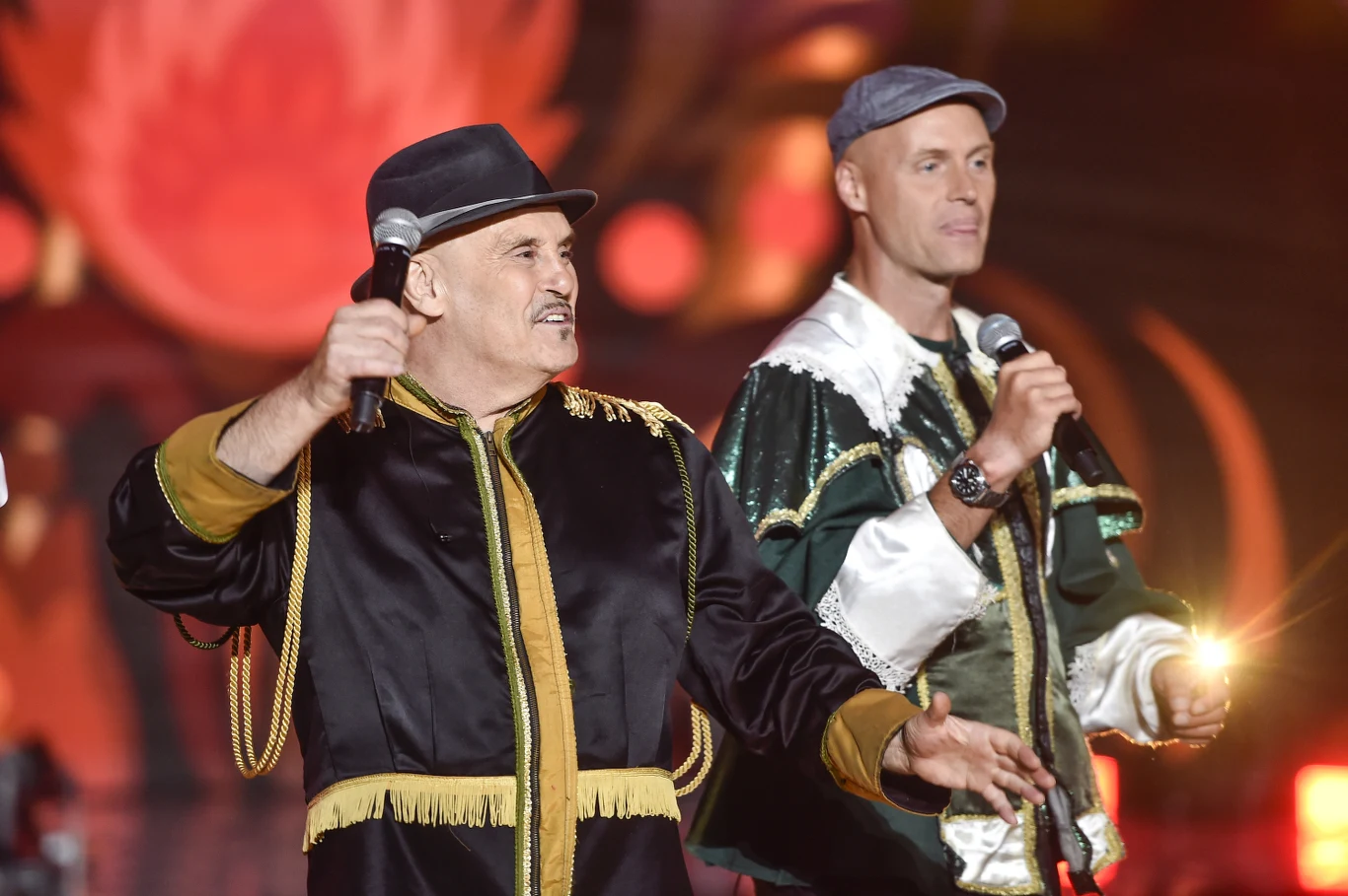 "Jesteśmy wzmocnieni Krzysztofem. Uważam, że nie powiedział ostatniego słowa, ma swój tembr głosu. Dorósł dopiero do sukcesu, jest duży potencjał, ma to coś w sobie, co wkrótce udowodnimy" - podkreślał Marian Lichtman przed występem w Mrągowie. 