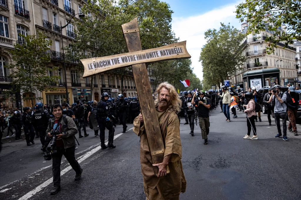 Demonstracja przeciwników przepustek sanitarnych we Francji Demonstracja przeciwników przepustek sanitarnych we Francji