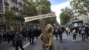 Demonstracja przeciwników przepustek sanitarnych we Francji