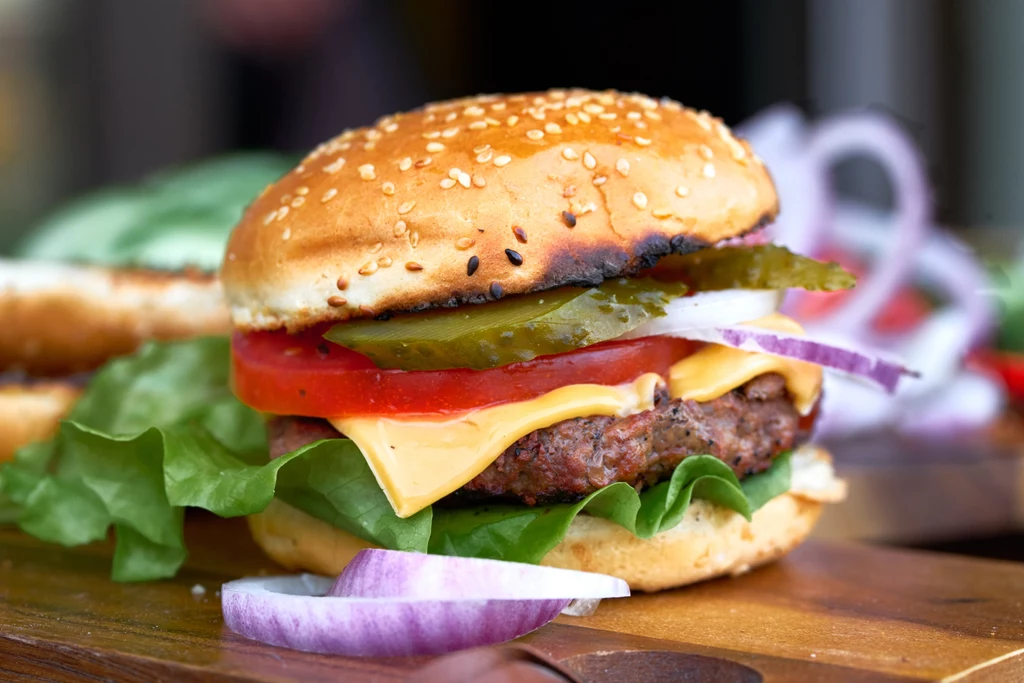 Kobieta nie mogła oprzeć się reklamie i kupiła cheeseburgera Kobieta nie mogła oprzeć się reklamie i kupiła cheeseburgera