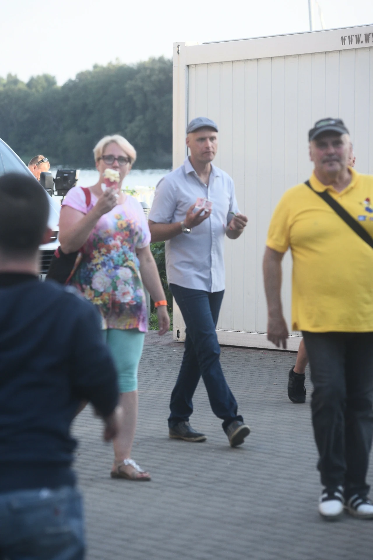 Krzysztof Krawczyk junior z Kasią na lodach w Mrągowie Krzysztof Krawczyk junior z Kasią na lodach w Mrągowie