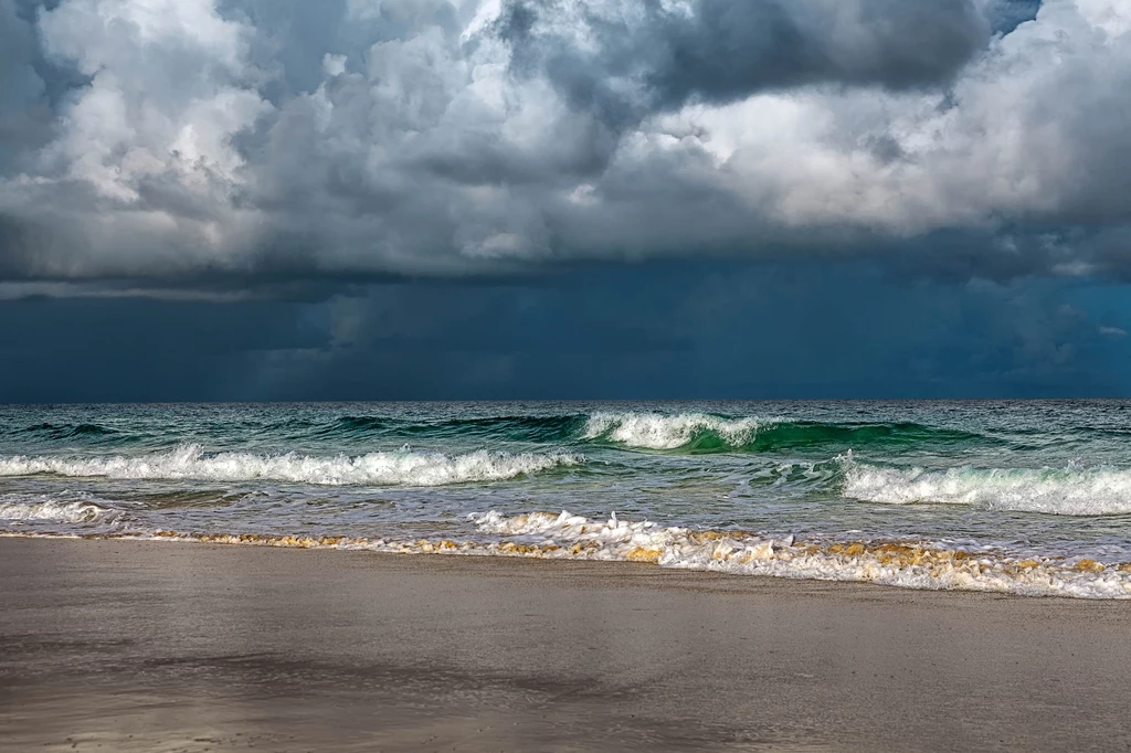 Turystów na plaży zaskoczyła burza Turystów na plaży zaskoczyła burza