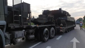 Na dk 10 doszło do zderzenia auta dostawczego z lawetą przewożącą czołg