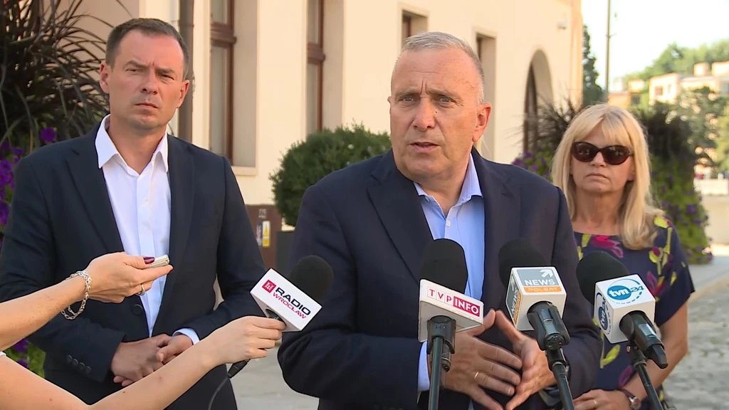 Grzegorz Schetyna podczas konferencji prasowej w Lubinie Grzegorz Schetyna podczas konferencji prasowej w Lubinie