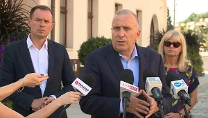 Grzegorz Schetyna podczas konferencji prasowej w Lubinie