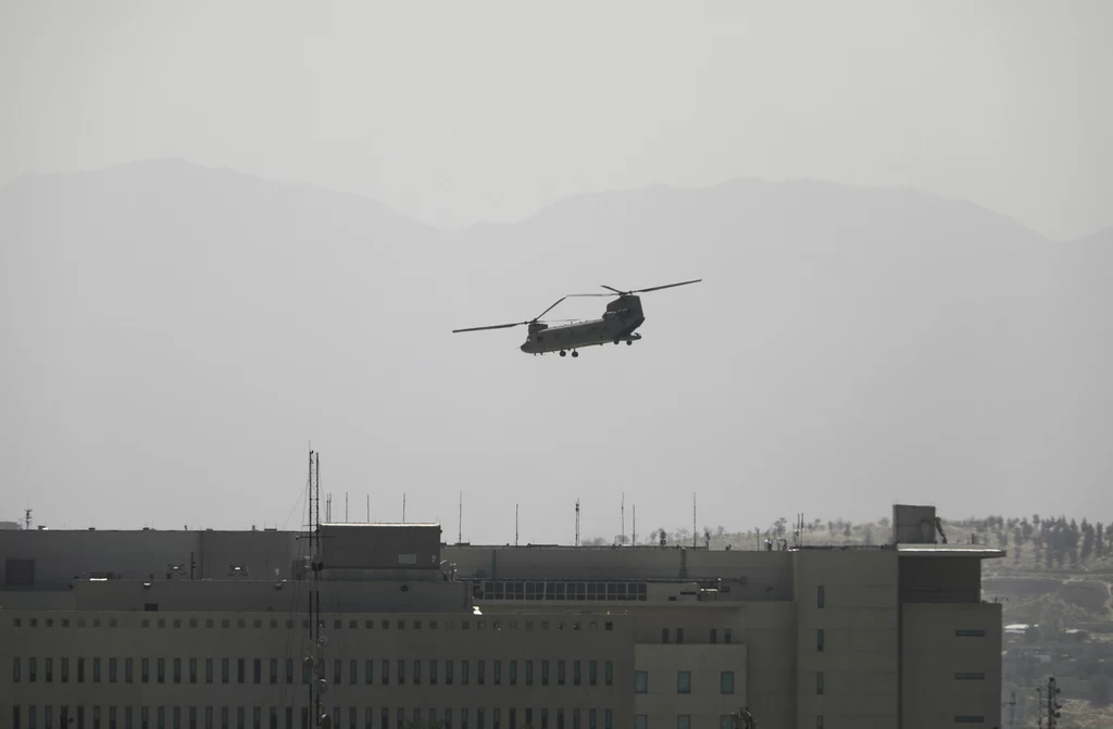 Śmigłowiec Chinook ląduje na dachu ambasady USA w Kabulu Śmigłowiec Chinook ląduje na dachu ambasady USA w Kabulu