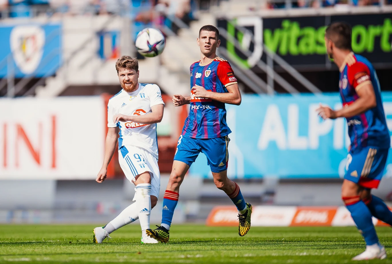 Dominik Furman (z lewej) został przez sędziego wykluczony z gry w trakcie spotkania Wisły i Piasta Dominik Furman (z lewej) został przez sędziego wykluczony z gry w trakcie spotkania Wisły i Piasta