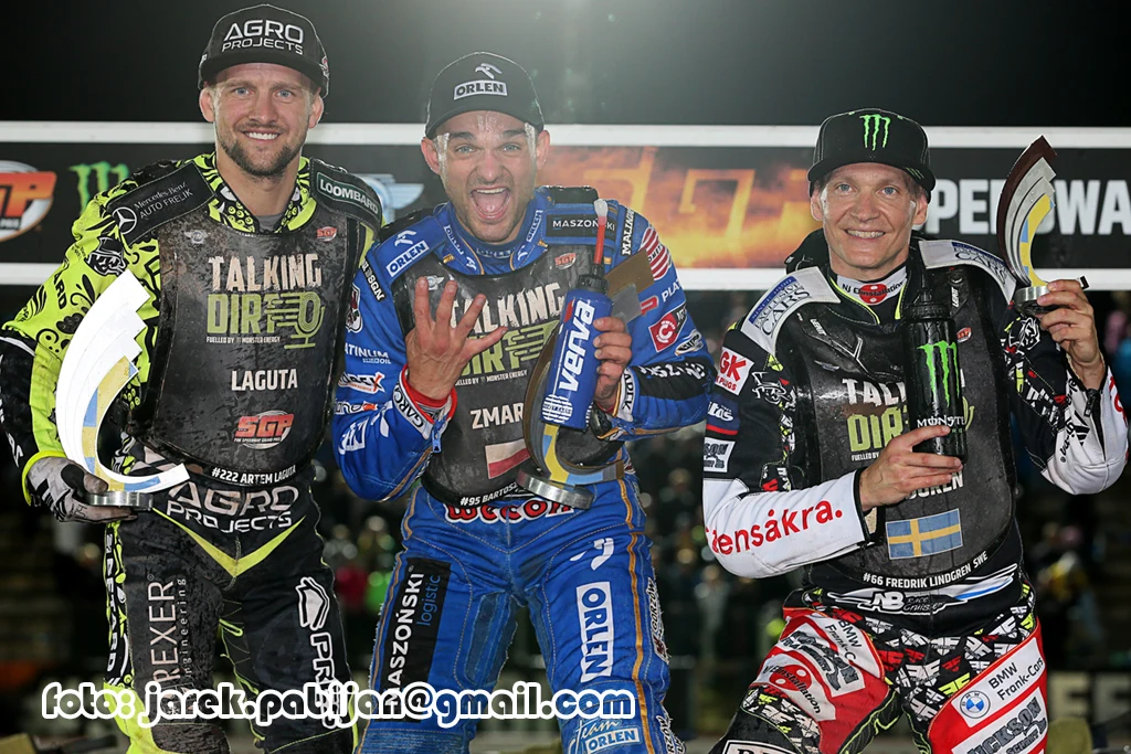 Podium szwedzkich zmagań - Artiom Łaguta, Bartosz Zmarzlik i Fredrik Lindgren Podium szwedzkich zmagań - Artiom Łaguta, Bartosz Zmarzlik i Fredrik Lindgren