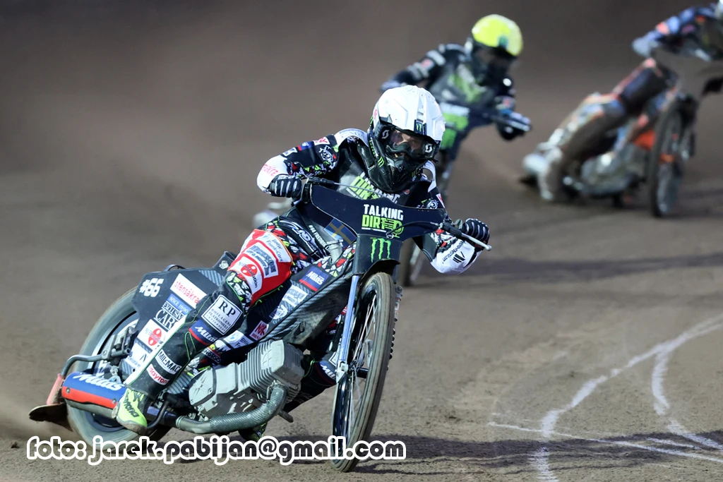 Fredrik Lindgren przed rywalami Fredrik Lindgren przed rywalami