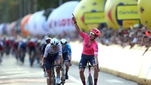 Julius van den Berg cieszy się ze zwycięstwa