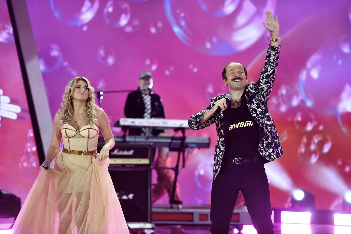 Kolejnym przystankiem w ramach Wakacyjnej Trasy Dwójki był amfiteatr w Ostródzie. Bezpłatne wejściówki na koncert rozeszły się w 13 minut! Na zdjęciu Kajra i Sławomir, którzy przypomnieli swój największy przebój "Miłość w Zakopanem". Dodajmy, że już jesienią Kajra pojawi się jako jedna z uczestniczek nowej edycji programu "Dancing With the Stars. Taniec z gwiazdami" w Polsacie.