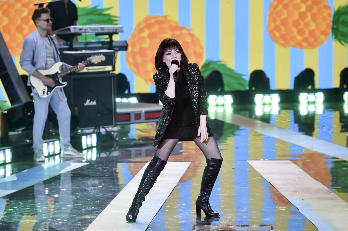 Shazza karierę muzyczną zaczynała w latach 80. w zespole Toy Boys Tomasza Samborskiego, za którego namową z czasem rozpoczęła działalność solową. Przez 10 lat prywatnie byli także parą. "Wiele młodszych koleżanek chciałoby, by już zeszła ze sceny. Ale ona się nie da, jest nie do zatrzymania!" - mówił Faktowi w 2017 roku Tomasz Samborski, który jest jej menedżerem. Shazza karierę muzyczną zaczynała w latach 80. w zespole Toy Boys Tomasza Samborskiego, za którego namową z czasem rozpoczęła działalność solową. Przez 10 lat prywatnie byli także parą. "Wiele młodszych koleżanek chciałoby, by już zeszła ze sceny. Ale ona się nie da, jest nie do zatrzymania!" - mówił Faktowi w 2017 roku Tomasz Samborski, który jest jej menedżerem.