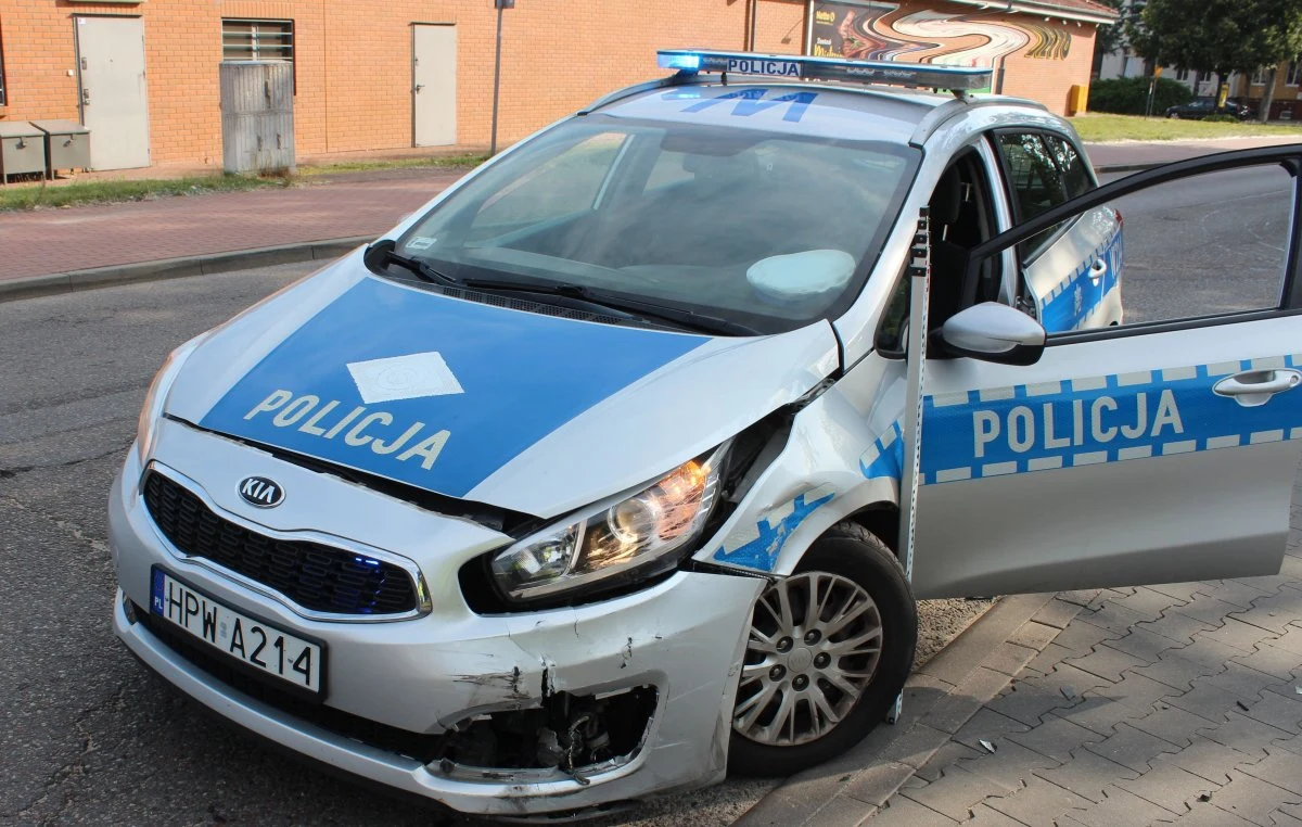 Drugi radiowóz odniósł drobne uszkodzenia