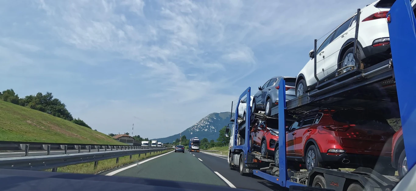 Nazajutrz ruszamy dalej. Postojna, Koper… Przy wyborze najmniej aktualnie zatłoczonego przejścia granicznego z nienależącą do strefy Schengen Chorwacją zdajemy się na Google Maps. 