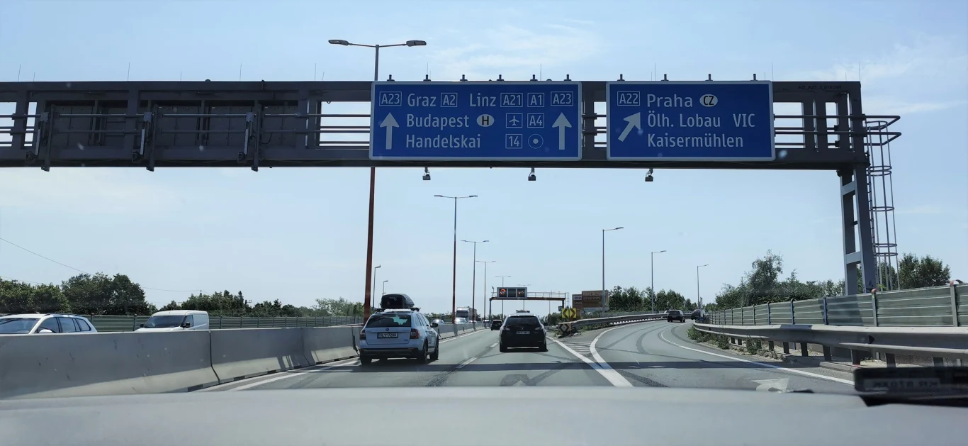Niemal tuż za granicą wjeżdżamy na autostradę A5, którą docieramy szybko i sprawnie do Wiednia. 