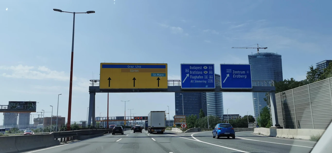 Sprawnie, dzięki wielopasmowej obwodnicy, przejeżdża się również przez to miasto, aczkolwiek trzeba uważać na liczne ograniczenia prędkości wyświetlane na znakach oraz odcinki, gdzie się tę prędkość kontroluje. 