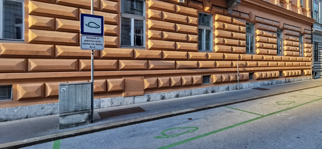 Godzina parkowania na śródmiejskiej ulicy, w najdroższej strefie - 0,80 euro, niezależnie od pory dnia. Ceny, w porównaniu z polskimi, wręcz śmieszne, choć generalnie w Lublanie, a przynajmniej w jej centrum, nie kocha się zmotoryzowanych. Przywilejami cieszą się jedynie użytkownicy „elektryków”, dla których wydzielono specjalne miejsca parkingowe, często z ładowarkami, a przede wszystkim piesi i cykliści.