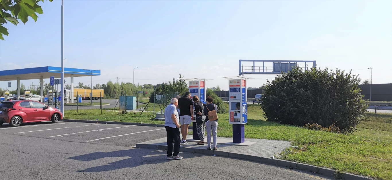  Winiety można nabyć e-winietę - za pośrednictwem personelu lub w specjalnym automacie. Za korony lub polską walutę. Miesięczna kosztuje 82 zł, dziesięciodniowa 58 zł. 