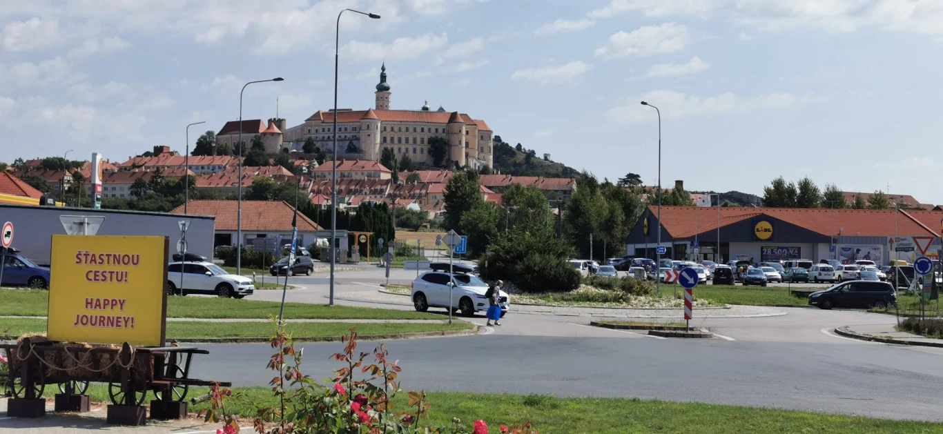 Do Austrii wjeżdżamy z malowniczego Mikulova, jak zawsze podziwiając piękny widok na zamek. 