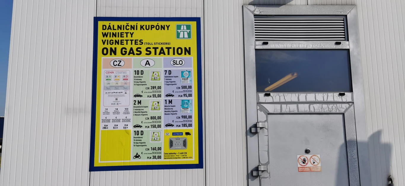  Wielu rodaków przy okazji tankowania kupowało tu czeskie winietki autostradowe. Teraz jest to niemożliwe, o czym informuje kartka wywieszona przy kasie. Nasi południowi sąsiedzi przeszli na system winiet elektronicznych. Można je nabyć przez Internet, co też przezornie uczyniliśmy jeszcze w kraju. Warta 440 koron winieta kosztowała, w bankowym przeliczeniu, niespełna 80 zł. Pomimo pandemii przez przejście graniczne w Gorzyczkach przejeżdżamy bez żadnej kontroli.